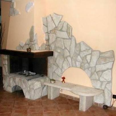 Fireplace Pantano:crazy paving in tumbled slab trani stone